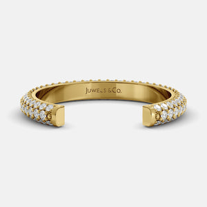 Gold ring with diamond accents on a white background, branded 'Juwels & Co'.